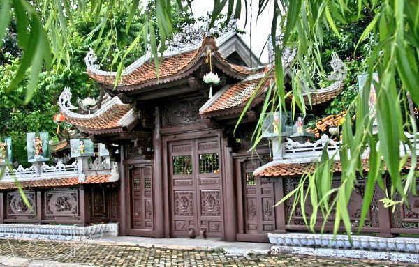 The ancient three-door gate of Van Nien Pagoda.