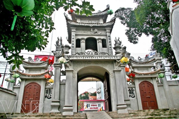 The main entrance of Van Nien Pagoda.