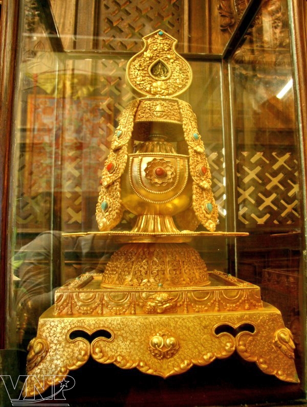The gold tower in the pagoda.