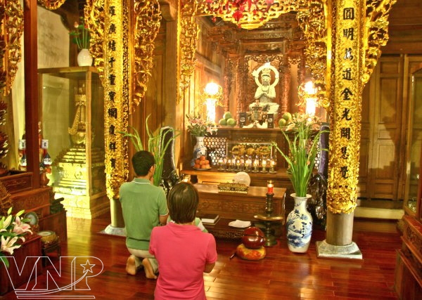 People often go to the pagoda topray forhealth, happiness and peace.