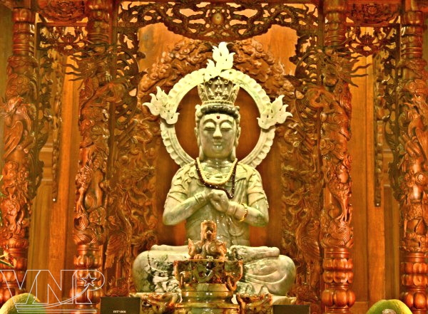 The statue of Sakiamuni made from Jadeite in Van Nien Pagoda.