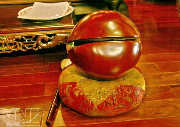 A wooden bell in the pagoda.