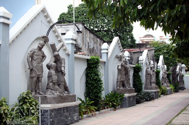 Statues dépeignant des scènes bibliques.