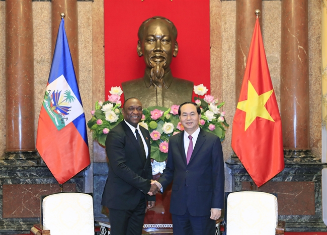 Dans laprès-midi du 20 juin au Palais présidentiel le président Trân Dai Quang reçoit le président du Sénat haïtien Youri Latortue en visite officielle au Vietnam. A la réception le président Trân Dai Quang a exprimé sa solidarité envers le peuple haïtien et sest déclaré convaincu que les dirigeants et le peuple haïtiens surmonteront les difficultés obtiendront de nouveaux acquis dans lœuvre dédification et de développement nationale et rendront le pays plus prospère. Photo : Nhan Sang –AVI