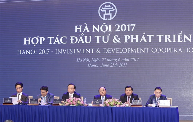 Prime Minister Nguyen Xuan Phuc on June 25 attends a conference themed Hanoi 2017 - Cooperation Investment and Development at Lotte Hotel Hanoi.The event attracts over 1000 delegates including leaders of the Government ministries sectors Central agencies and Hanois authorities representatives of diplomatic agencies international organisations unions news agencies press agencies at home and abroad. Photo: Thong Nhat / VNA