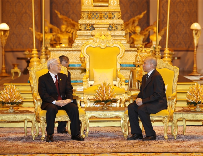 ទទួលការអញ្ជើញរបស់ ព្រះករុណា ព្រះបាទសម្ដេច ព្រះបរមនាថ នរោត្តម សីហមុនី ព្រះមហាក្សត្រនៃព្រះរាជាណាចក្រកម្ពុជា លោកអគ្គលេខានៃគណៈកម្មាការមជ្ឈិមបក្សកំម្មុយនិស្តវៀតណាម ង្វៀនភូត្រុង អញ្ជើញបំពេញទស្សនកិច្ចជាផ្លូវរដ្ឋ នៅព្រះរាជាណាចក្រកម្ពុជា ចាប់ពីថ្ងៃទី២០ ដល់ ថ្ងៃទី២២ ខែកក្កដា ។ កាលពីថ្ងៃទី២០ ខែកក្កដា ឆ្នាំ២០១៧ ពិធីទទួលស្វាគមន៍និងកិច្ចពិភាក្សារការងារបានរៀបចំយ៉ាងមហោឡារិក នៅព្រះបរមរាជវាំង ស្ថិតនៅរាជធានីភ្នំពេញ។ ក្នុងរូបថត៖ លោកលោកអគ្គលេខានៃគណៈកម្មាការមជ្ឈិមបក្សកំម្មុយនិស្តវៀតណាម ង្វៀនភូត្រុង អញ្ជើញចូលក្រាបបង្គំគាល់ព្រះមហាក្សត្រព្រះបរមនាថនរោត្តម សីហមុនី។ រូបថត៖ ទ្រីយុង /ទីភ្នាក់ងារសារព័ត៌មានវៀតណាម
