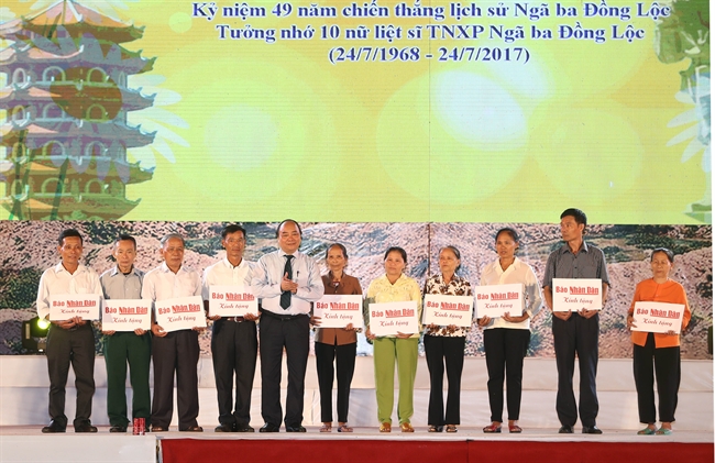 응웬쑤언푹(Nguyễn Xuân Phúc)총리는 23일 저녁 하딩성 간록(Can Lộc)현에서 동록(Đồng Lộc)의 신성행사에 참석하였다. 응웬쑤언푹총리와 참석대표자들은 민족해방투쟁에 기여했던 열사 영웅 어머니 영웅 인민무력 영웅에게 감사의 뜻을 표하였다. 사진은 응웬쑤언푹총리는 전쟁에 동록(Đồng Lộc)삼거리에서 희생했던 여 열사 10명의 유가족에게 적금통장을 증정하고 있는 모습. 사진: 통느엇(Thống Nhất)/베트남통신사