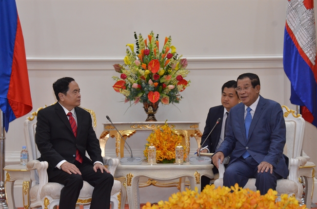 Le 14 août à Phnom Penh le Premier ministre cambodgien Samdech Hun Sen a reçu une délégation du Comité central du Front de la Patrie du Vietnam dirigée par son président Tran Thanh Mau membre du Bureau politique du CC du PCV. La délégation effectue une visite au Cambodge et participe du 13 au 17 août 2017 à la Conférence internationale sur lédification dune ligne frontalière de paix damitié et de coopération entre les deux pays. Photo prise par le correspondant de lAVI au Cambodge.
