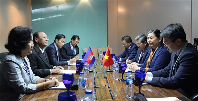 El 15 de septiembre de 2017 en marco de la asistencia a la trigésimo octava Asamblea General de la Asamblea Interparlamentaria de la Asociación de Naciones del Sudeste Asiático (AIPA-38) en Manila la capital de Filipinas la vicepresidenta permanente de la Asamblea Nacional de Vietnam (ANV) Tong Thi Phong sostuvo los encuentros bilaterales con la presidenta de la Asamblea Nacional de Laos Pany Yathotou el Presidente de la Asamblea Legislativa Nacional de Tailandia Pornpetch Wichitcholchai y el presidente de la Asamblea Nacional de Camboya (ANC) Samdech Heng Samrin. En la foto: la vicepresidenta permanente de la ANV Tong Thi Phong reunió con el presidente de la ANC Samdech Heng Samrin. Foto: VNA