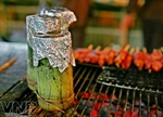 Pollo a la parrilla en caña de bambú