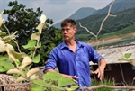 Ông Tây làm du lịch ở bản Dao