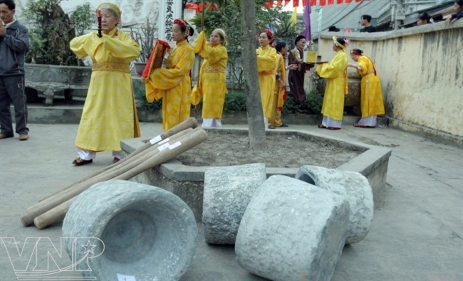 この祭りに使うための米を搗くためのすり鉢・杵。
