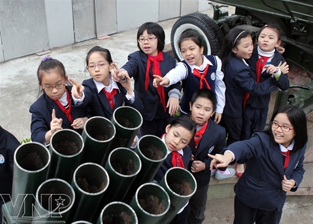 Ханойские дети посещают музей 