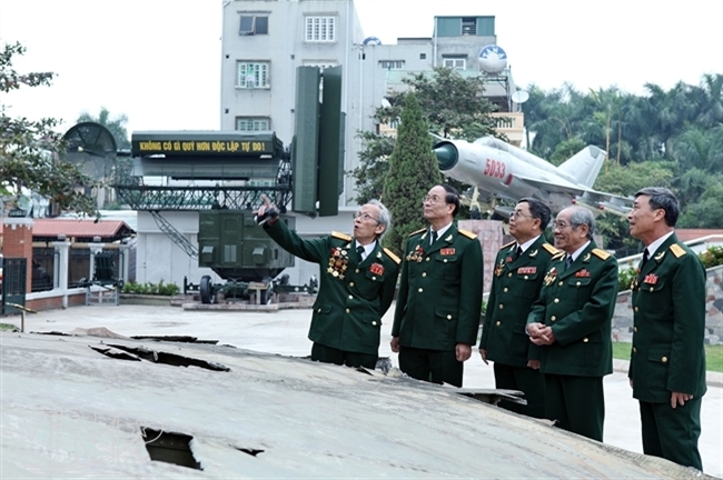 Вьетнамские ветераны, которые совершили победу «Дьенбиенфу в небе», посещают музей ПВО и ВВС Вьетнама