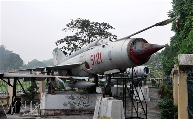 Истребителем МиГ-21 летчика Фам Туан был впервые сбит бомбардировщик В.52. Этот истребитель был признан одной из Государственных Ценностей Вьетнама.