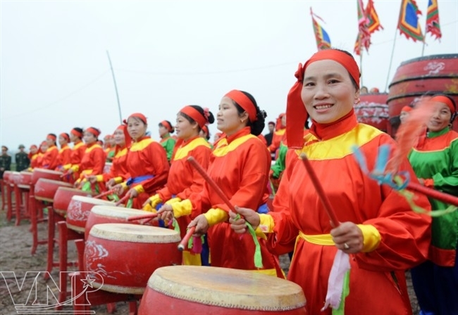 Un orchestre célèbre de tambour des femmes du village de Doï Tam participant à la fête. 