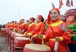 Un orchestre célèbre de tambour des femmes du village de Doï Tam participant à la fête. 