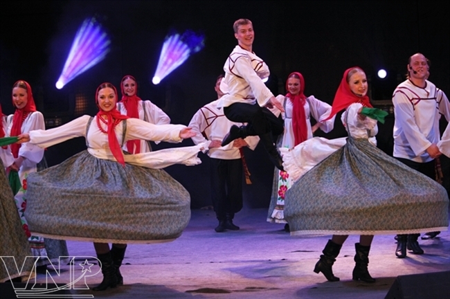Piatnitskyロシアの音楽団のダンサーたちは2012フエフェスティバルのために、魅力的な踊りパフォーマンスを見せる。