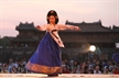 フエのゴー・モン（Ngo Mon）広場において演奏する韓国のDongguk-Gyeongju伝統音楽団のダンサー