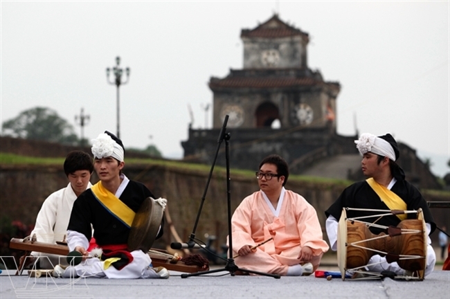 フエの古城の地域で演奏するDongguk-Gyeongju韓国の伝統音楽団