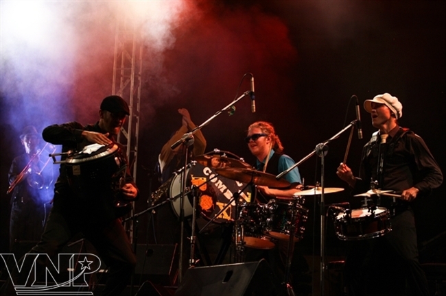 フエ・ホアン・タイン（Hoang Thanh Hue）で、演奏するフランスのCombo Boxジャズ・バンド