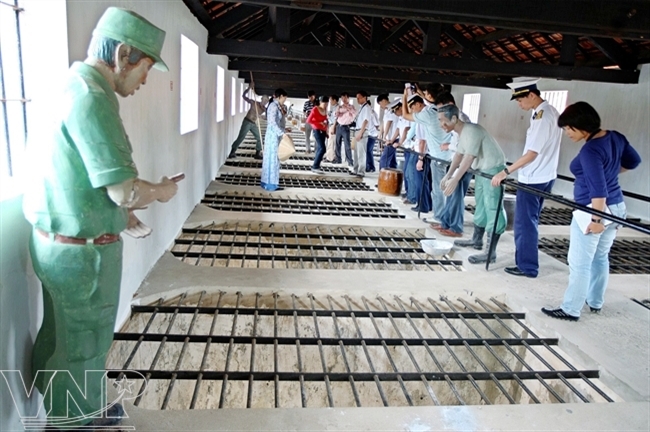 Rất đông du khách đến tham quan khu biệt giam 