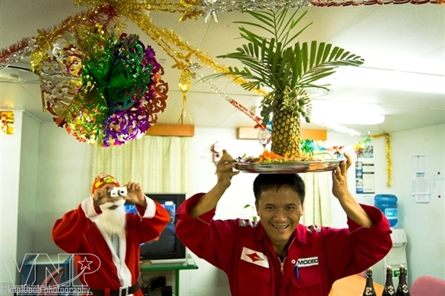 Các công nhân của Công ty Modec Việt Nam trong một lần đón Noel và năm mới trên tàu MV12.