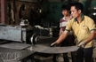 Những tấm thép được đưa vào máy ép phẳng để tạo khuôn két bạc.