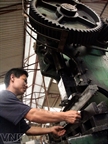 Công nhân đang điều khiển máy cắt thép để sản xuất két bạc.