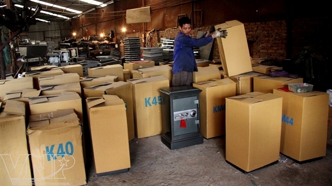 Sắp xếp các loại két bạc hoàn thiện vào kho công ty chờ xuất xưởng.