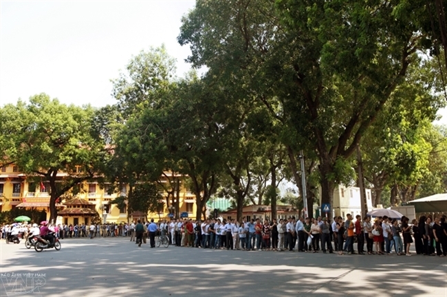 Dòng người đến viếng kéo dài hàng cây số từ đường Hoàng Diệu đến tận đầu đường Điện Biên Phủ.