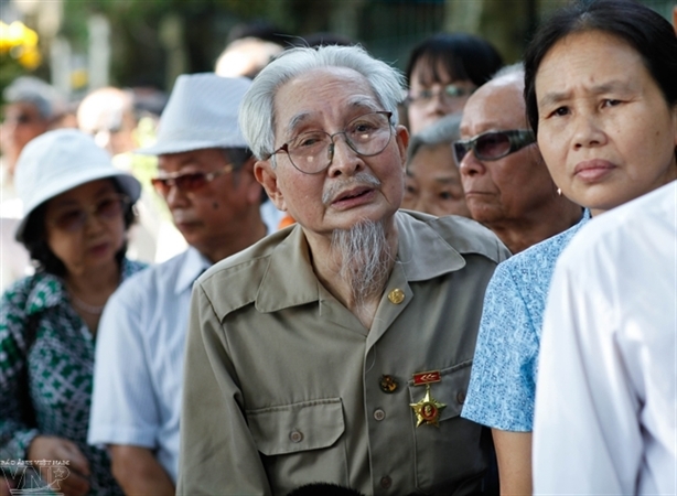 Dù dòng người ở phía trước vẫn còn đông nhưng người cựu chiến binh già vẫn nhẫn nại ngóng chờ để được vào viếng người "Anh Cả" của Quân đội Nhân dân Việt Nam anh hùng.