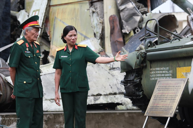 Lieutenant-General Pham Hong Cu visits the Vietnam Military History Museum which preserves many souvenirs of the wars. Photo: Tat Son