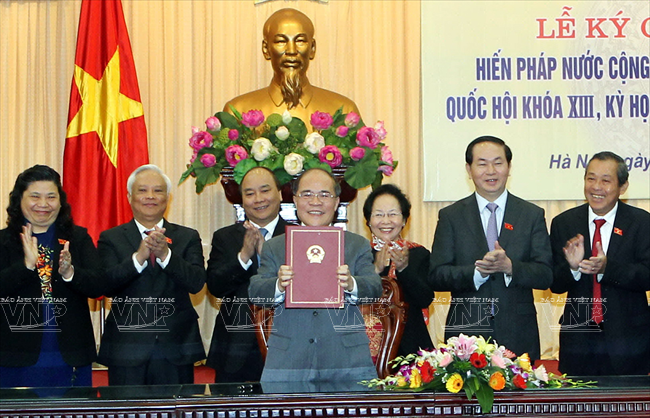 El presidente de la AN, Nguyen Sinh Hung, el también presidente del Comité para la Elaboración de Enmiendas de la Constitución 1992, firmó la confirmación de la Constitución (enmendada) de la República Socialista de Vietnam, aprobadael 28 de noviembre de 2013 en el sexto período de reuniones de la décimo tercera legislatura.Foto: Nhan Sang - VNA