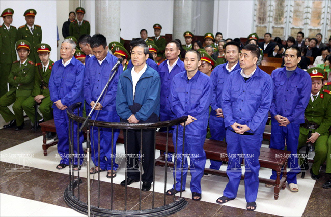 Duong Chi Dung, (del medio, primera fila), ex director general de Vinalines, ex jefe de la Administración Marítima de Vietnam y Mai Van Phuc, ex director general de Vinalines son condenados a muerte por malversación de fondos, así como la mala gestión que se tradujo en pérdidas de millones de dólares. Foto: VNATTXVN