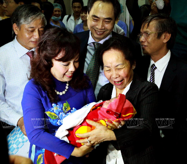 La vicepresidenta de Estado Nguyen Thi Doan, y la ministra de Salud Nguyen Thi Kim Tien dan la bienvenida al ciudadano número 90 000 000 de Vietnam, Nguyen Thi Thuy Dung, quien nació a las 02h45 el 1 de noviembre de 2013 en el Hospital Nacional de Obstetricia y Ginecología en Hanoi. Foto: Duong Ngoc - VNA- TTXVN