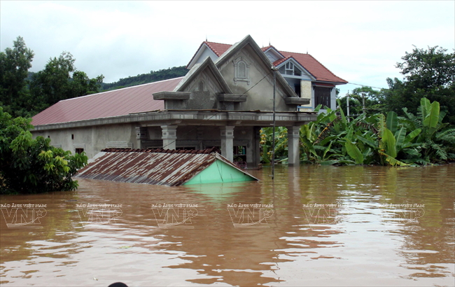 El municipio de montañoso de Lao Bao en el distrito de Huong Hoa en la provincia de Quang Tri está sumergido en la inundación el 19 de septiembre de 2013. Foto: Ho Cau - VNA