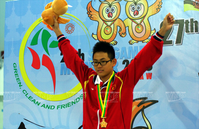 Nadador Lam Quang Nhat, 16 años de edad, gana una medalla de oro en la carrera de 1500m carrera de estilo libre para los hombres, con un tiempo de 153745. Foto:Cao Manh Tuan- VNA