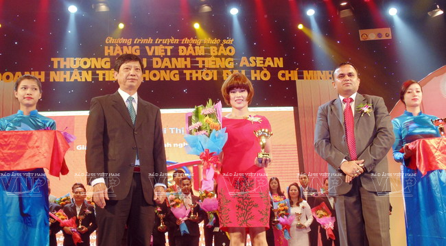 đại diện thương hiệu tranh kính coba nhận giải thưởng chương trình hàng Việt Đảm bảo thương hiệu danh tiếng ASEAN