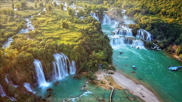 Ban Gioc waterfall, nature's masterpiece - Vimarsana News