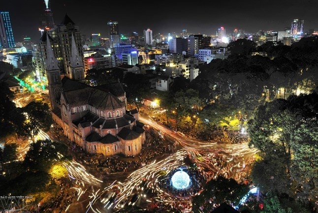 ນະຄອນ ໂຮ່ຈີມິນ ໃນໄຟແສງສີຍາມລາຕີ