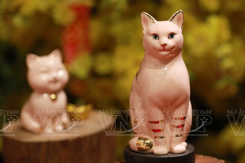 Cat Statues Spreading Happiness
