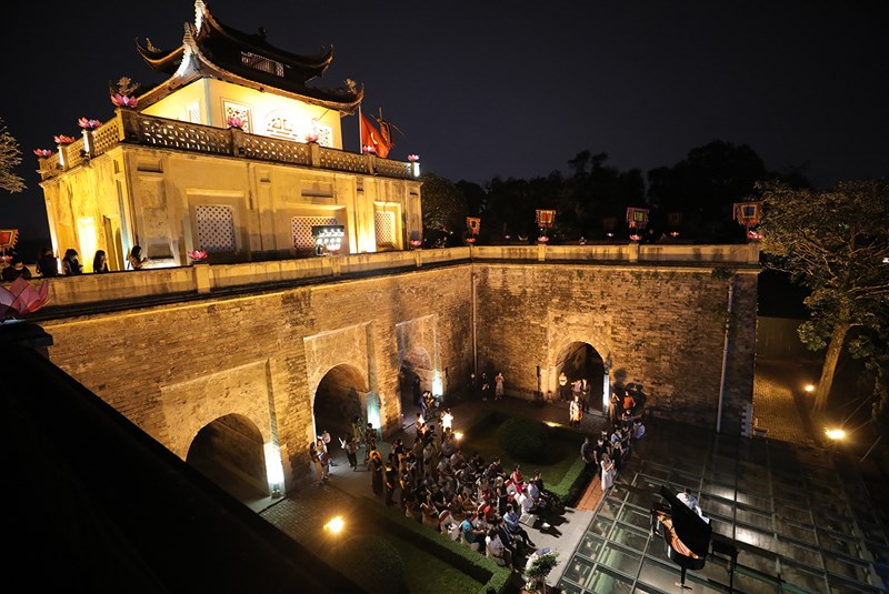 Du lịch đêm Hoàng thành Thăng Long