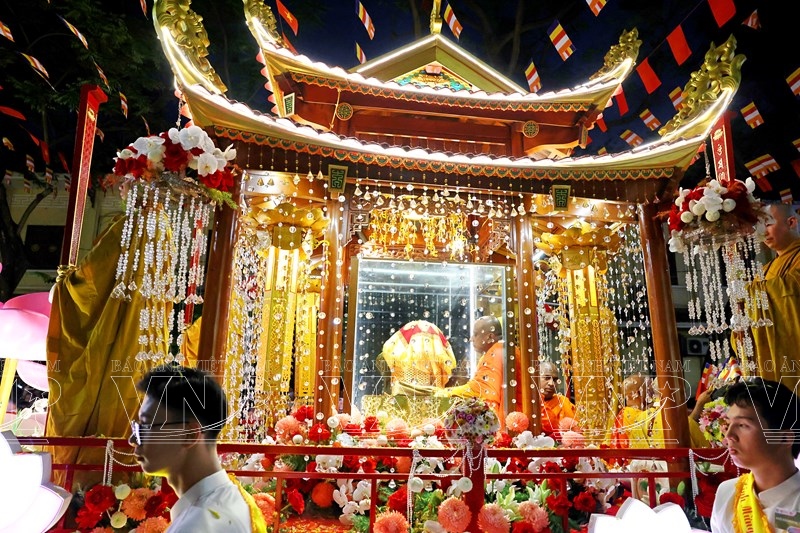 Relics of Shakyamuni Buddha Honored in Hanoi