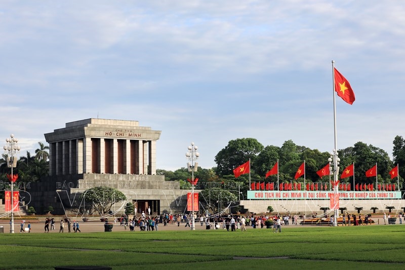 Thousands of people visit President Ho Chi Minhs Mausoleum