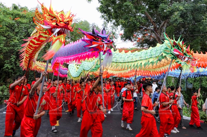 Nhộn nhịp múa lân sư rồng tại Lễ hội vía Bà chúa xứ núi Sam