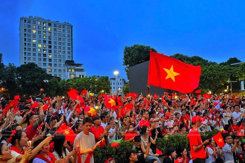 Joyful Vietnamese People Greet the A80 Parade