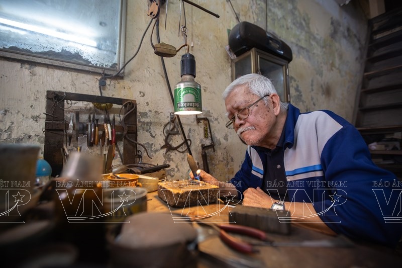 Tiệm kim hoàn nhỏ giữa lòng phố lớn