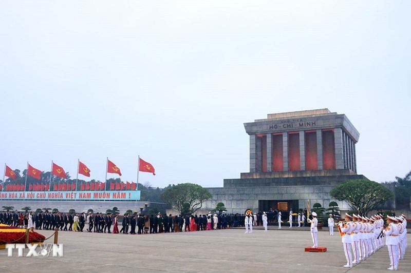 Делегаты XIV съезда Партии возложили цветы и почтили память Президента Хо Ши Мина 