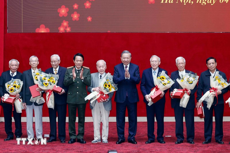 Генсекретарь То Лам встретился с высшими руководящими кадрами Народной милиции разных периодов